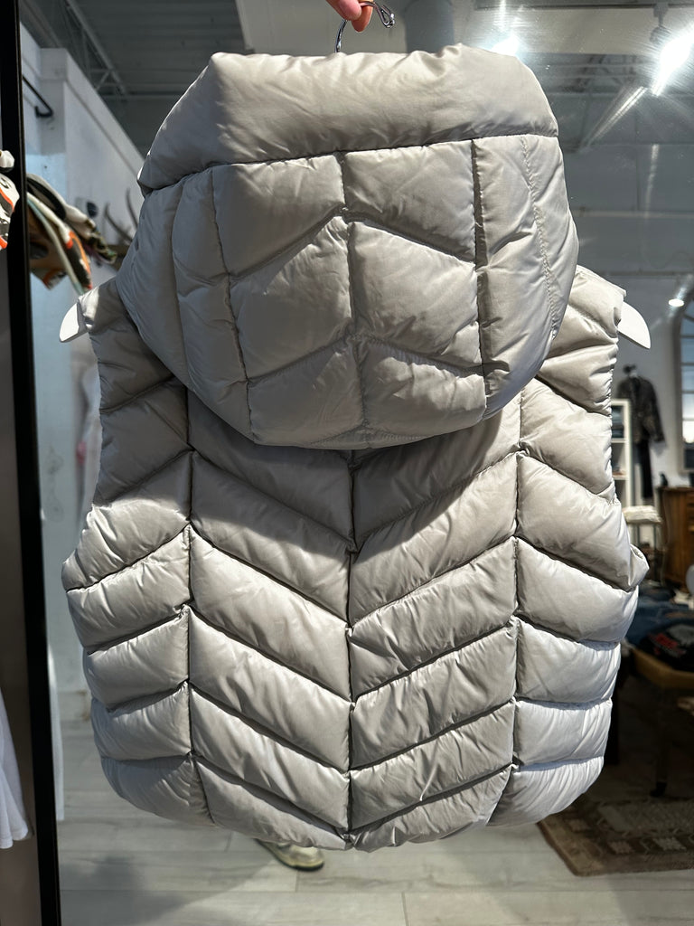 Hooded Puffer Vest in Verdino