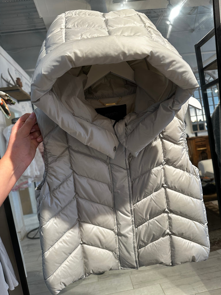 Hooded Puffer Vest in Verdino