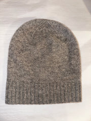 cara beanie in light heather grey