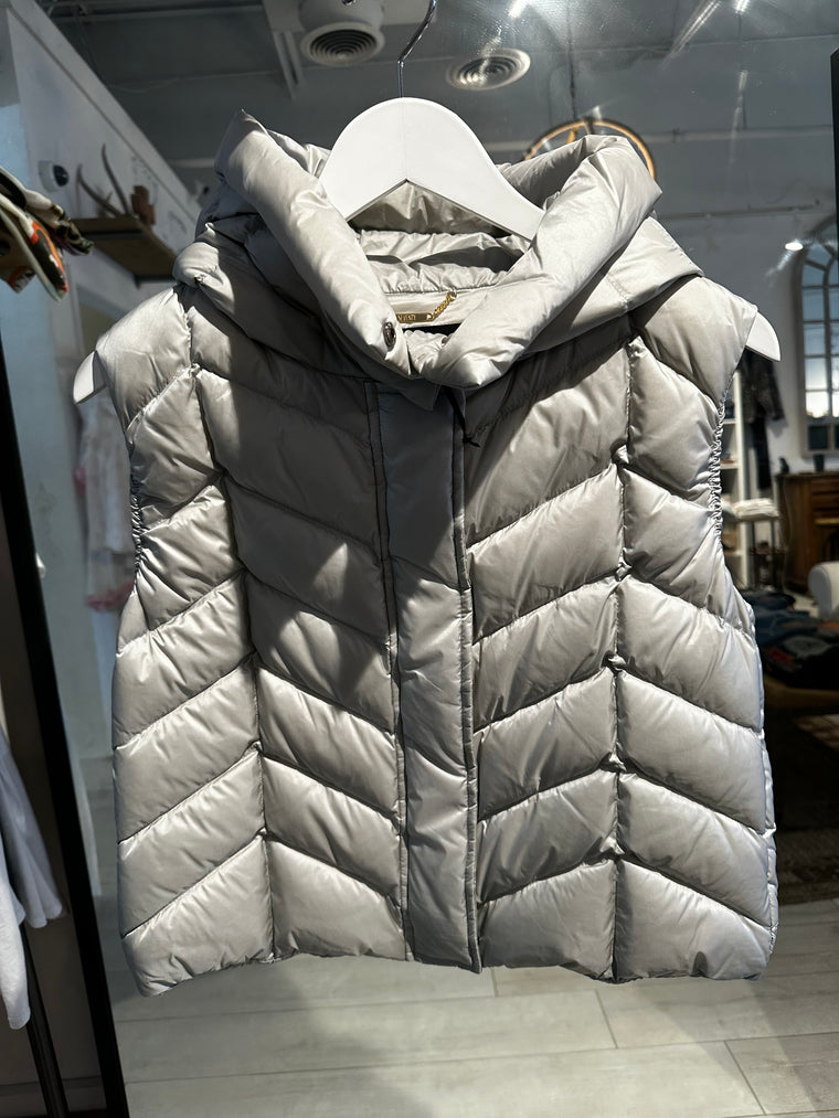 Hooded Puffer Vest in Verdino