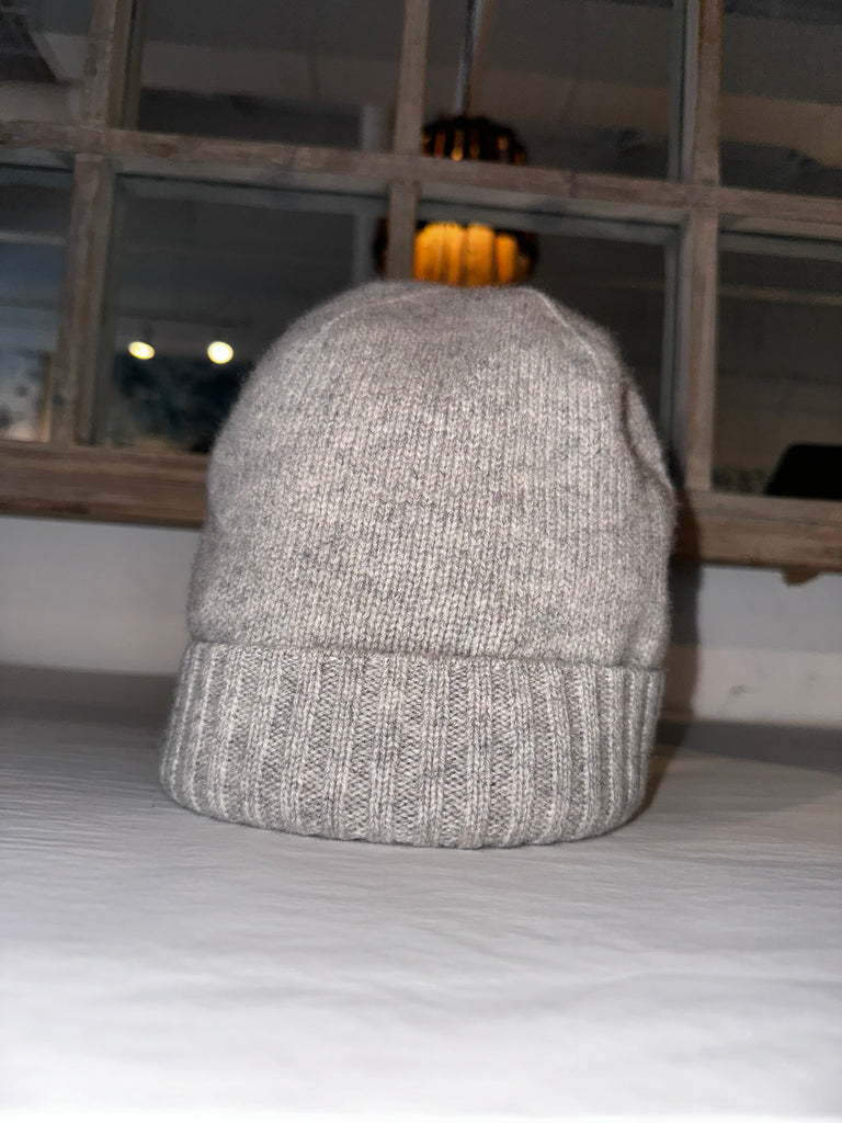 cara beanie in light heather grey