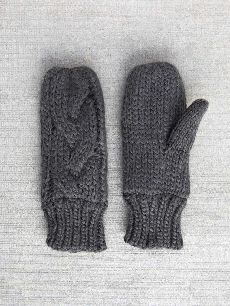 fisherman cable mitten in charcoal