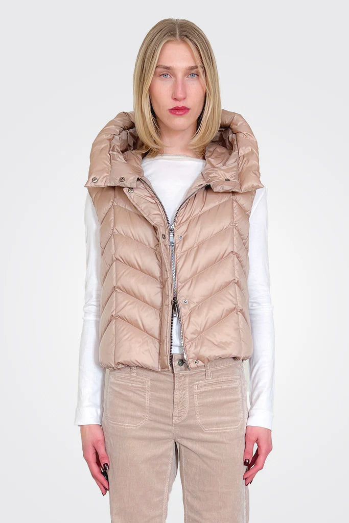 Hooded Puffer Vest in Verdino